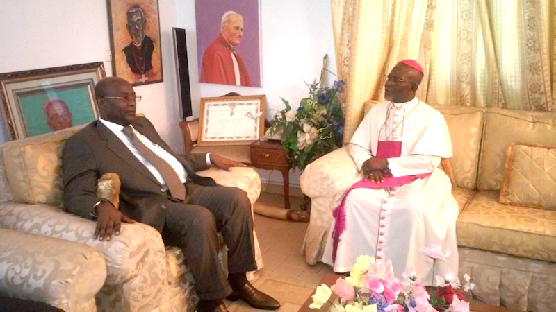 Le Ministre Pacôme MOUBELET-BOUBEYA a l’Archevêché de Libreville 